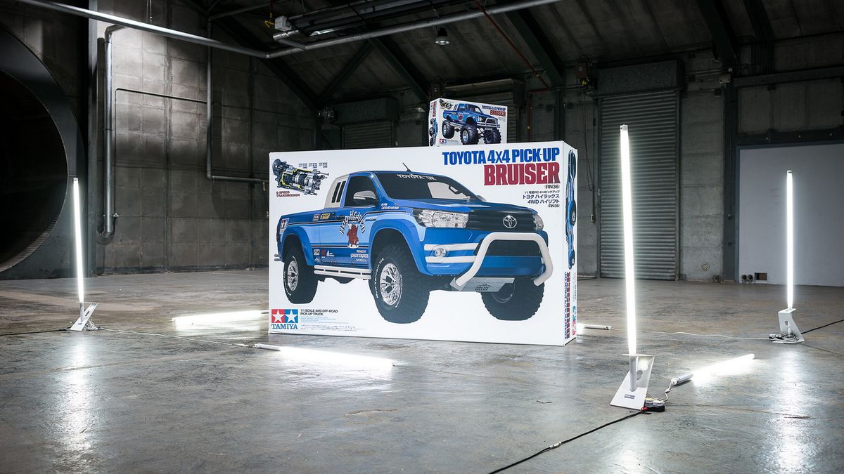 Przerobili prawdziwą Toyotę Hilux na egzemplarz przypominający zabawkę z lat 80.