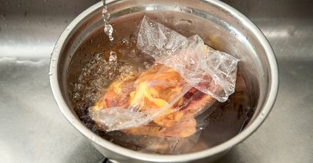 To najlepsze metody na rozmrażanie mięsa. Tylko takie są bezpieczne i szybkie