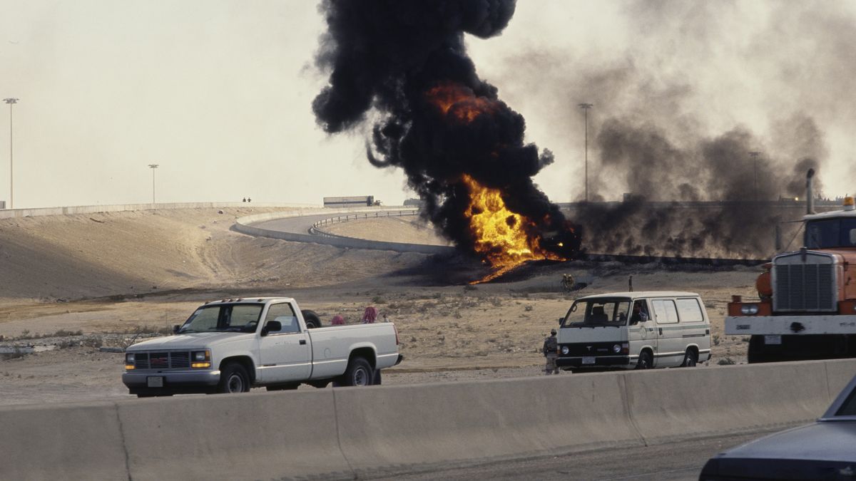 Thick smoke rising from an oil fire in the Saudi desert during the Gulf War, Saudi Arabia, December 31st 1990. (Photo by Peter Turnley/Corbis/VCG via Getty Images)