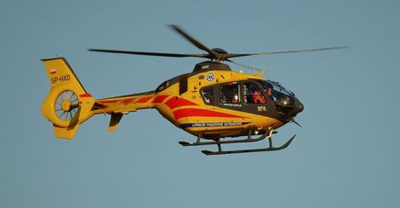 Wypadek podczas zawodów motocrossowych w Chojnie. Zawodnik wjechał w sędziego