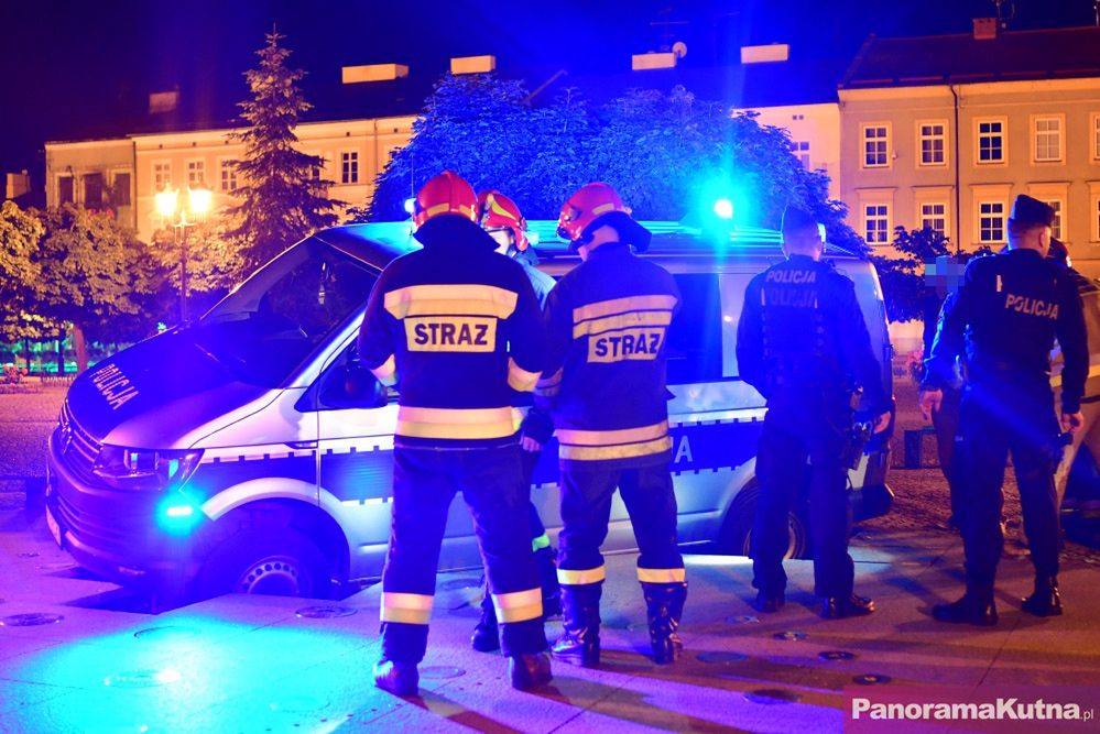 Niecodzienny wypadek w Kutnie. Radiowóz utknął w fontannie