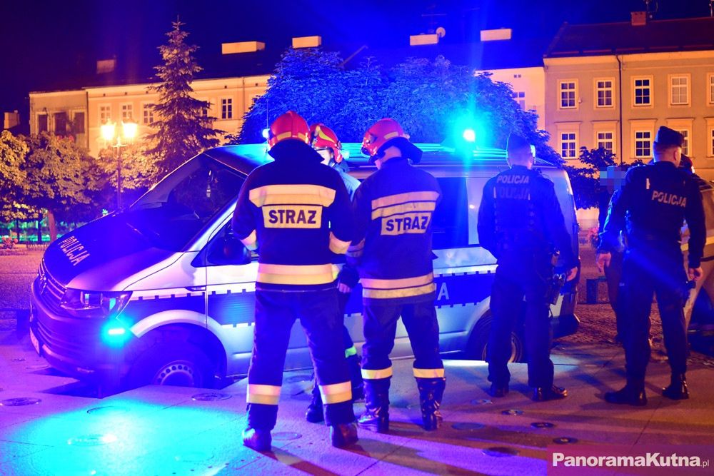 Kutno. Radiowóz utknął w fontannie (fot. PanoramaKutna.pl)