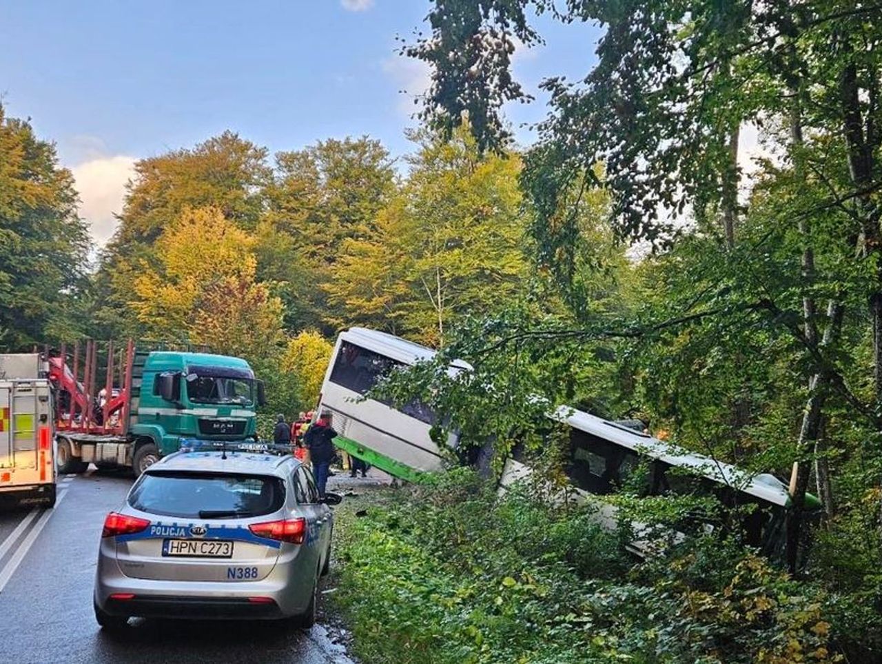 Leśniewo: Po zderzeniu z ciężarówką autobus z 50 pasażerami wjechał do rowu. Trzy osoby odniosły obrażenia