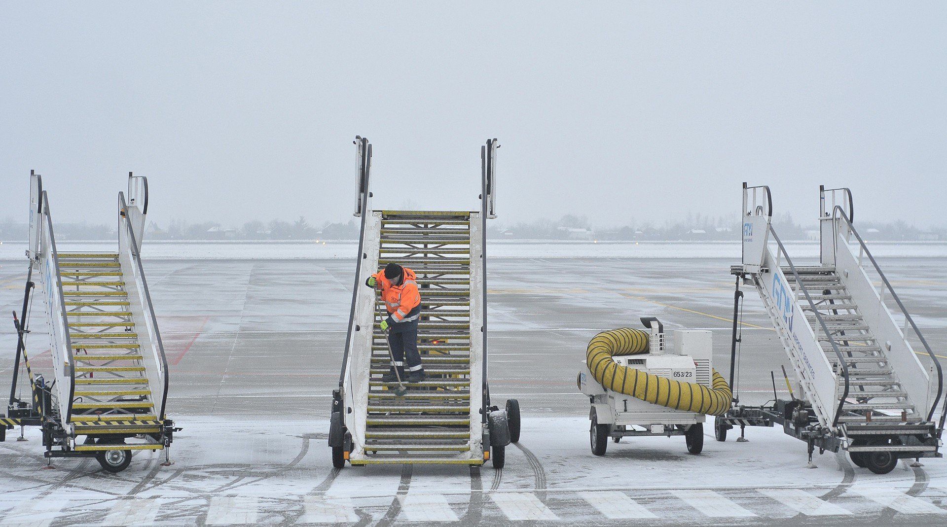 17.12.2012 GDANSK LOTNISKO IMIENIA LECHA WALESY . UTRUDNIENIA W RUCHU SAMOLOTOW Z POWODU TRUDNYCH WARUNKOW ATMOSFERYCZNYCH - OPADY SNIEGU I MGLA NA ZDJECIU: PLYTA LOTNISKA FOT. PRZEMEK SWIDERSKI / POLSKAPRESSE DZIENNIK BALTYCKI