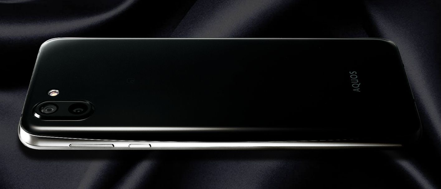 Sharp Aquos R2 oficjalnie. Wyróżnia się wyglądem i nietypowym podwójnym aparatem 4