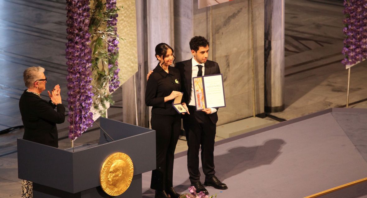 Kiana i Ali odbierają w imieniu matki Pokojową Nagrodę Nobla (fot. Aleksandra Kirko)
