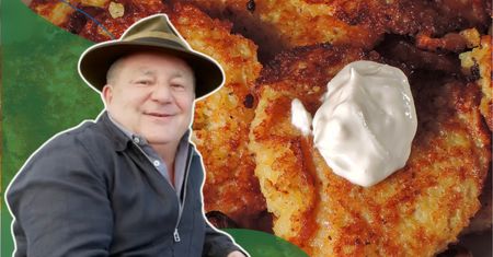 Makłowicz sypie do placków ziemniaczanych. Niejedna gospodyni złapie się za głowę