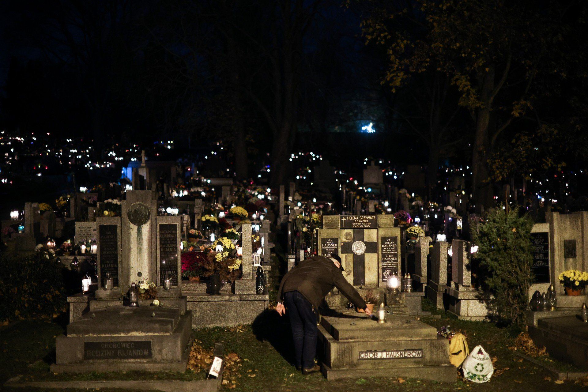 Cmentarz Podgórski wieczór przed dniem Wszystkich Świętych