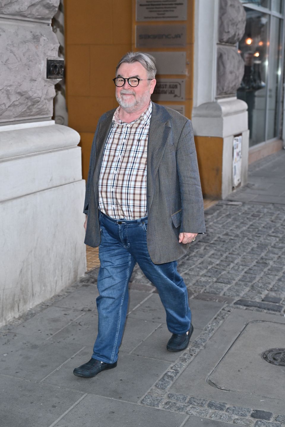 Garstka celebrytów na wernisażu 