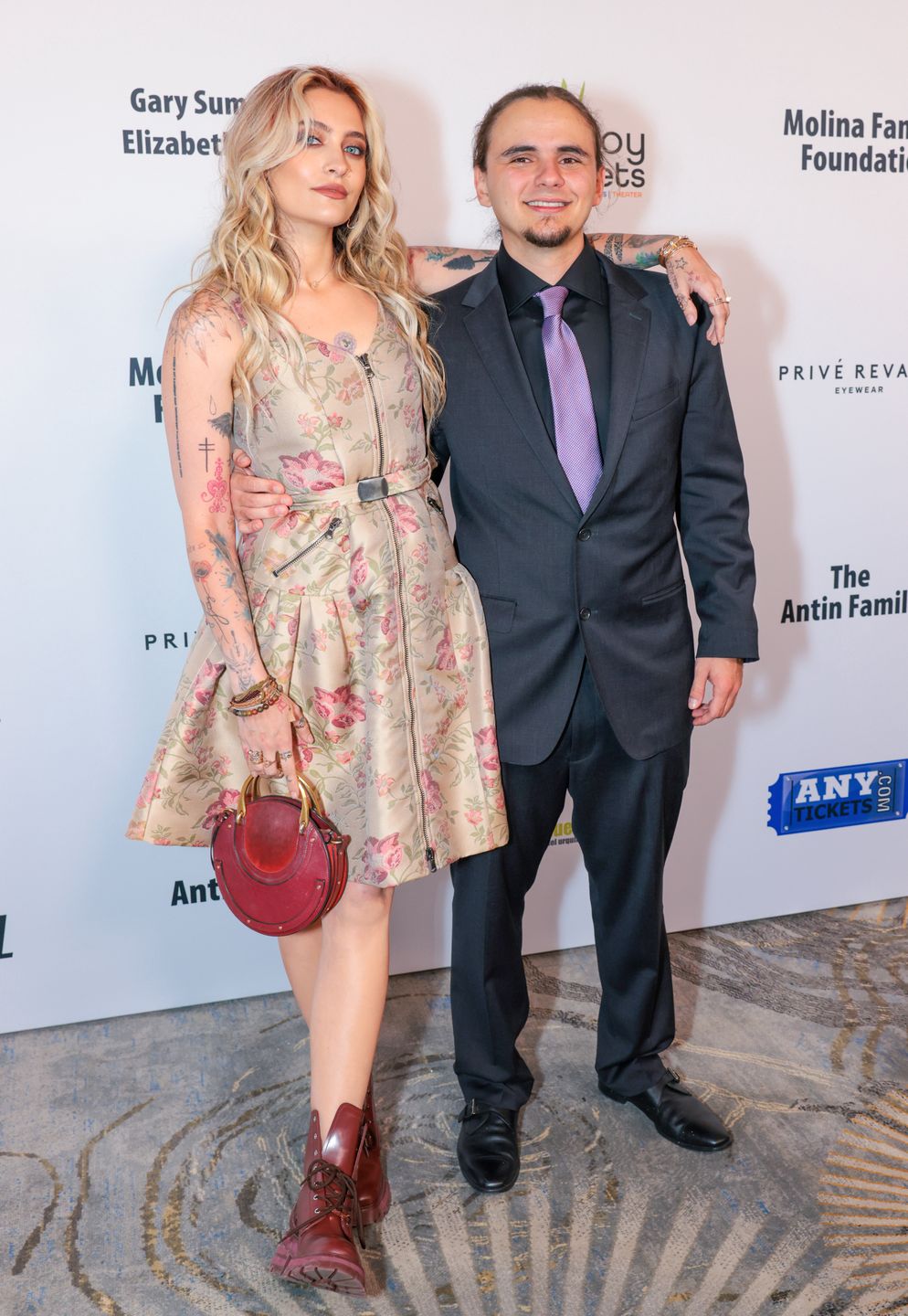 Paris Jackson wdzięczy się z bratem na ściance
