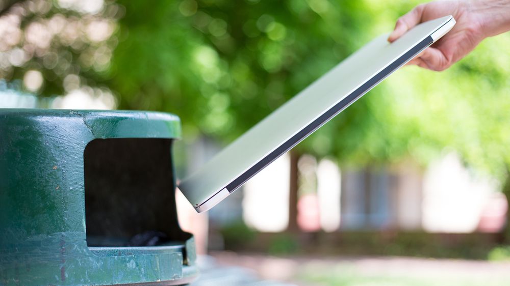 Dzień z życia śmieciarza. Kosze na śmieci pełne telewizorów, komputerów i konsol? 1