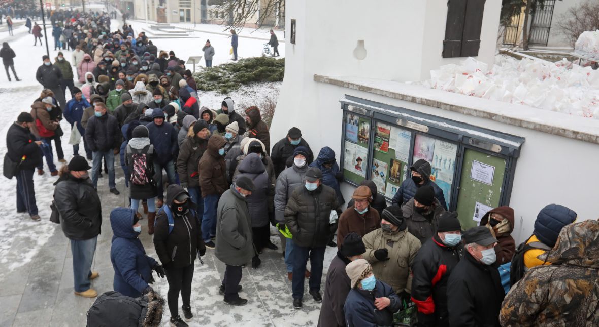 Jak wielka jest skala problemu, jak wiele osób potrzebuje pomocy, widać każdego roku w okolicach świąt Bożego Narodzenia (zdjęcie ilustracyjne)