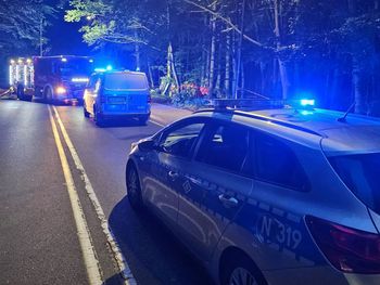 Lexus dachował i uderzył w drzewo. Kierowca zginął na miejscu