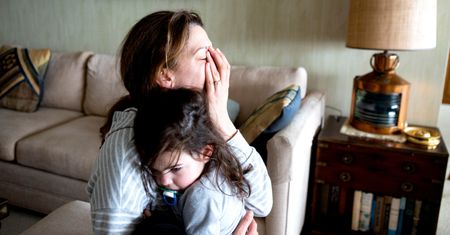 Dramaty w czterech ścianach. Samotne matki mierzą się z covidem