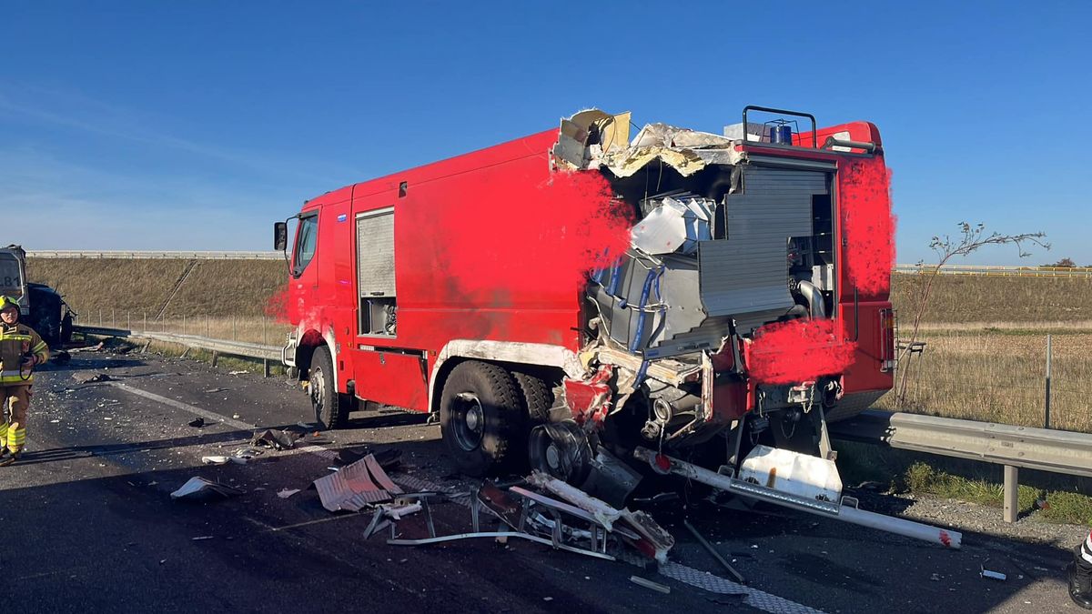 wypadek, straż pożarna Poważny wypadek na S7. Ciężarówka staranowała wóz strażacki