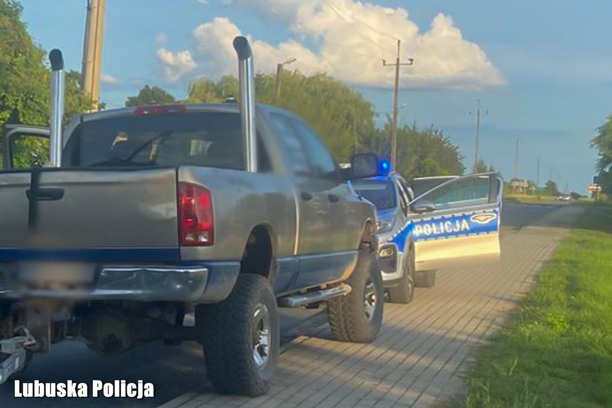 Skwierzyna: Wiózł 15 osób w pickupie. Stracił prawo jazdy