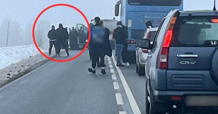 Bójka pseudokibiców na drodze wojewódzkiej. Policja wkroczyła do akcji