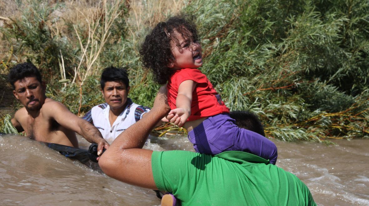 Migranci z Ameryki Środkowej w czasie przeprawy przez Rio Grande. Amerykańskie służby graniczne szacują, że w 2021 roku nielegalnych migrantów było 1,7 miliona