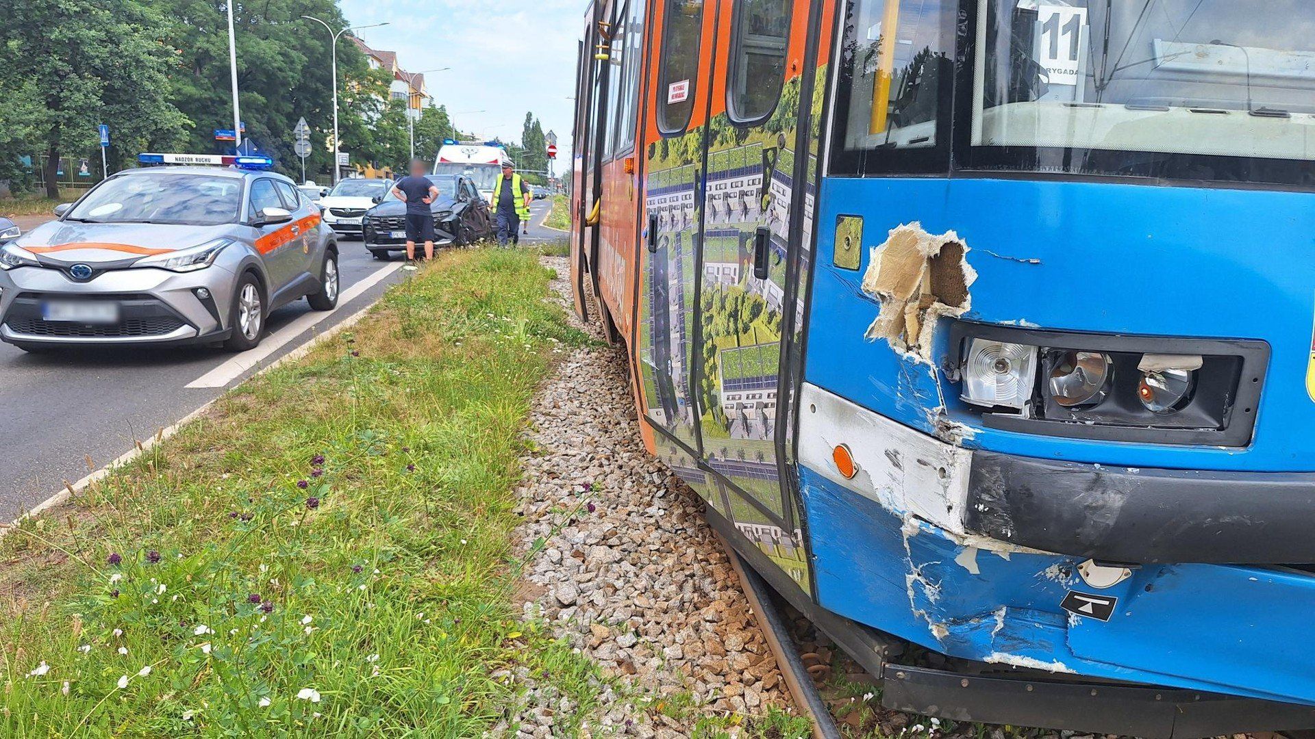 Wypadek tramwaju i samochodu osobowego na ul. Ślężnej we Wrocławiu.