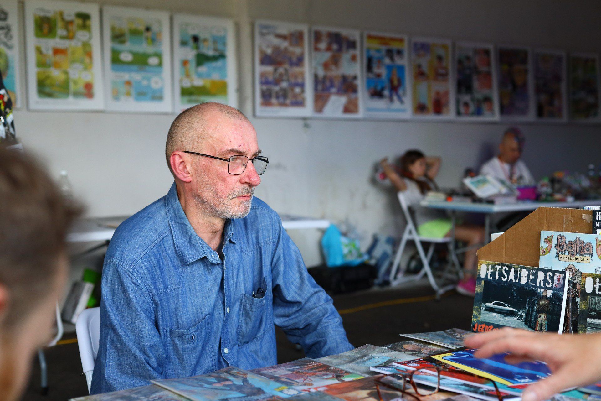 Podczas wydarzenia można było spotkać wielu znanych rysowników komiksowych. Na zdjęciu Jerzy Ozga, znany polski ilustrator i rysownik. Zdobywca Grand Prix Międzynarodowego Festiwalu Komiksu i Gier w Łodzi w roku 2001 za komiks Moja Ziemia Obiecana