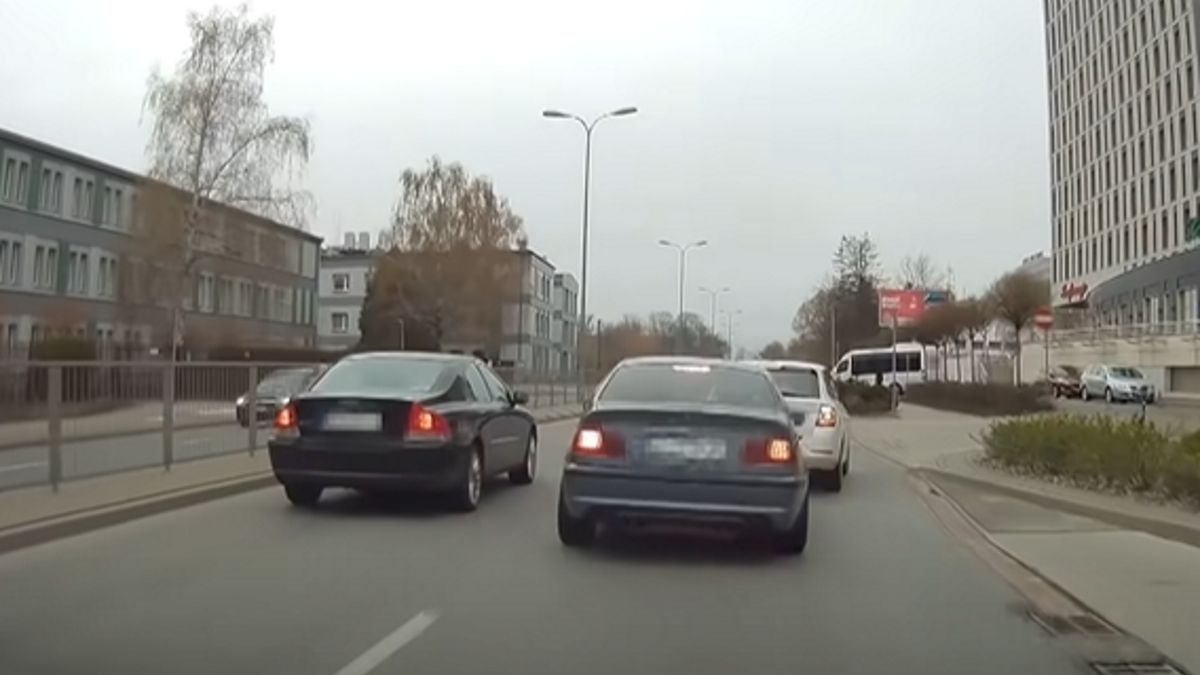 Kierowca bmw zakończył szarżę wypadkiem