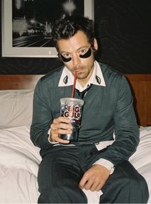 Harry Styles zaprasza na dyskotekę. "Aperture" hipnotyzuje niczym stroboskop [OPINIA]