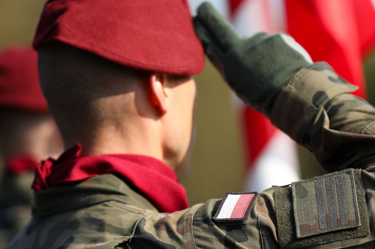 Zasady podczas hymnu Polski. Za ich złamanie grozi mandat