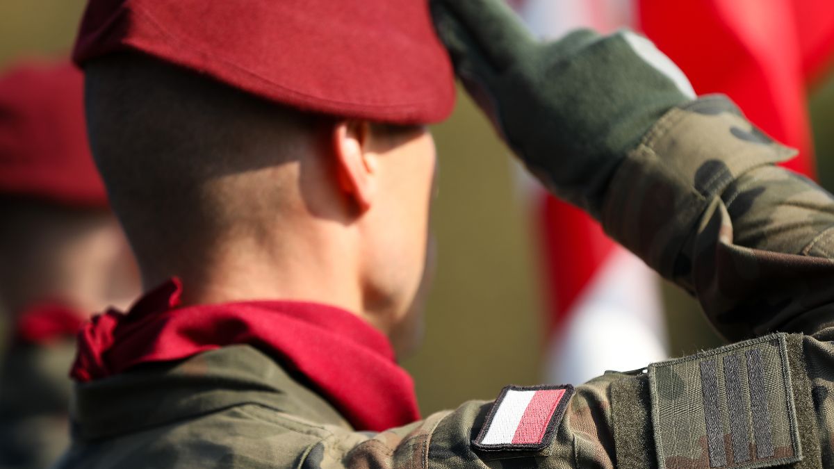 Tego nie powinno robić się podczas śpiewania hymnu Polski.