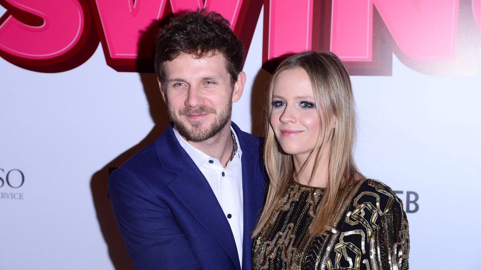 Antoni Królikowski z partnerką na premierze filmu "Swingersi"