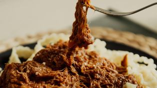 Tomasz Strzelczyk, twórca vloga "Oddaszfartucha" zdradza przepis na szarpaną wołowinę