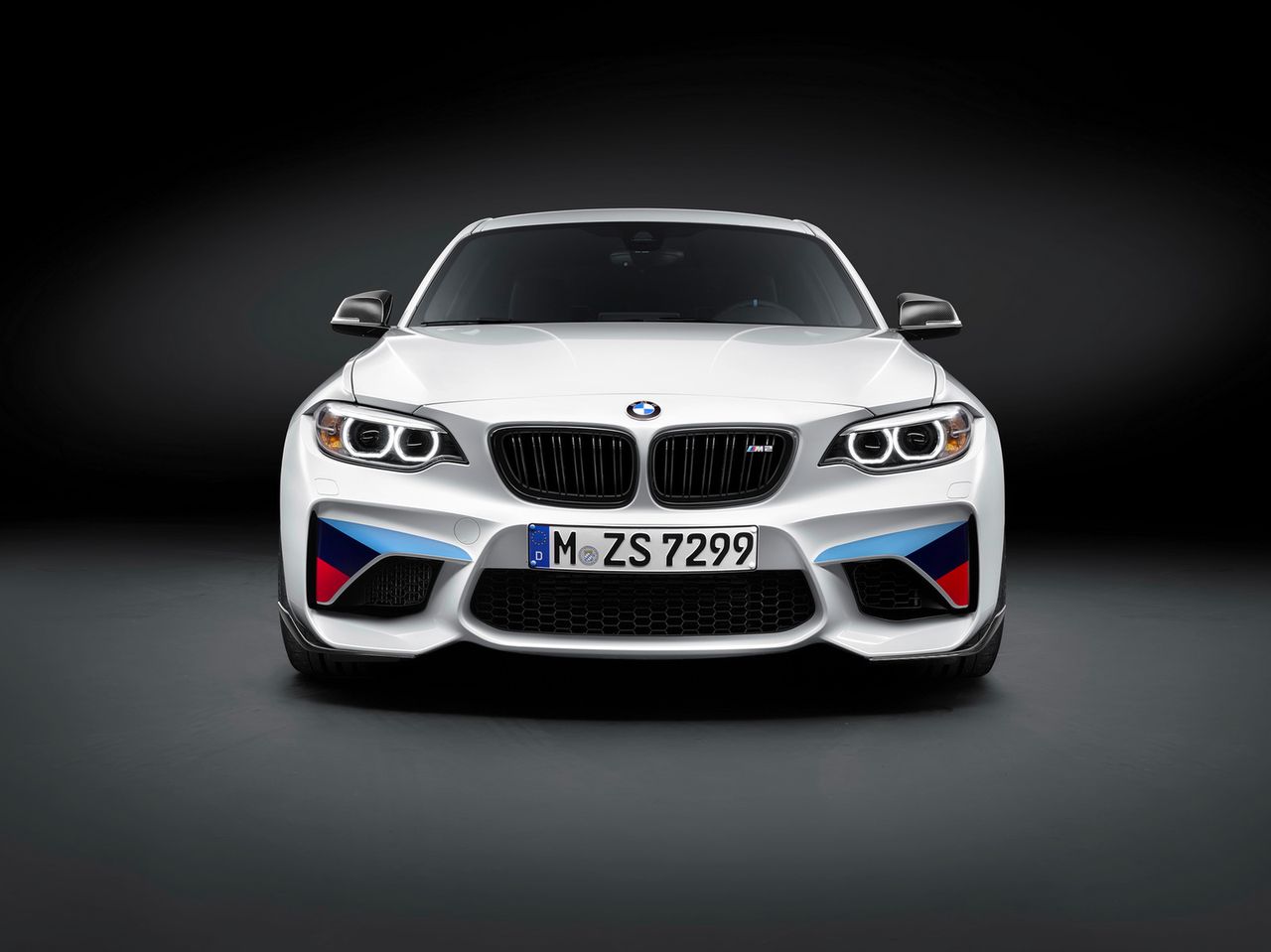 BMW M Performance oferuje także nowe zawieszenie dla i tak hardkorowego M2. Pojazd osadzony na tych komponentach jest obniżony o 8 mm względem standardowego sportowca. Kierowca może zmniejszyć prześwit o 20 kolejnych milimetrów z poziomu menu samochodu.