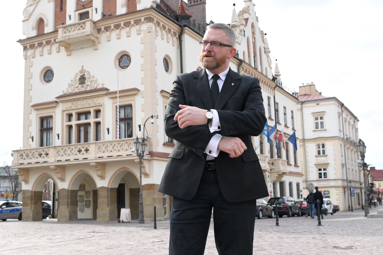 Szczepienia w Rzeszowie. Braun domaga się dymisji ważnych urzędników