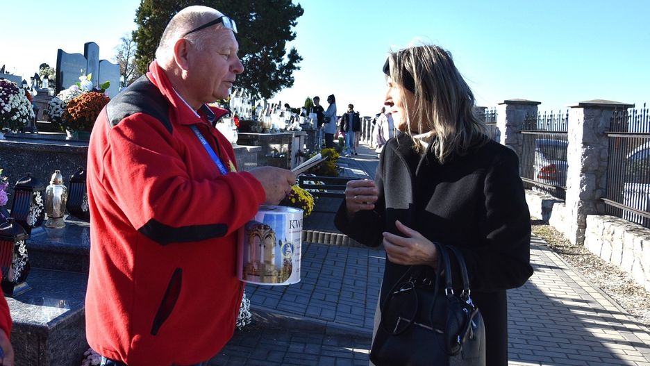 W tegorocznej kweście swój udział zapowiedzieli tradycyjnie członkowie Towarzystwa Turystyki Regionalnej. Na zdjęciu z lewej Andrzej Dąbrowski podczas ubiegłorocznej akcji.