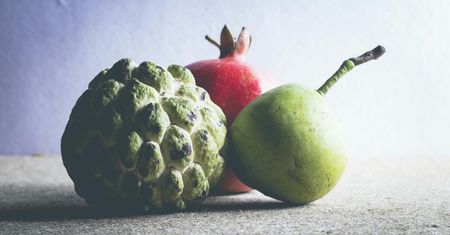 Cherimoya (czerymoja) – jak smakuje jabłko budyniowe? Jak je wybrać i jeść?
