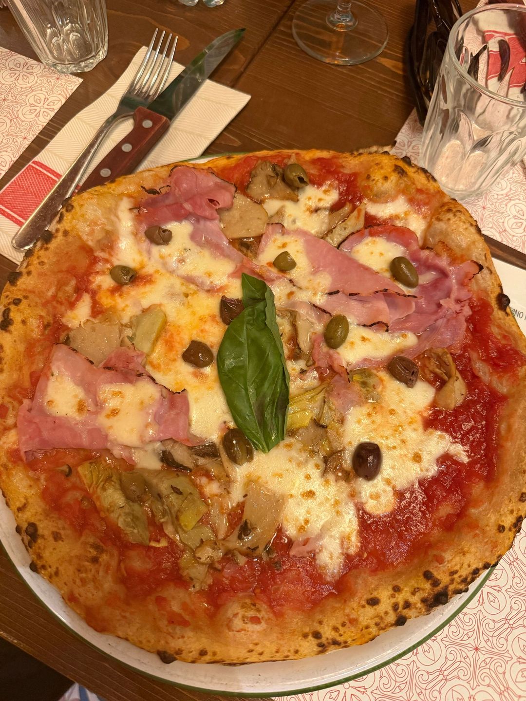 Pizza neapolitańska z wędliną i karczochami