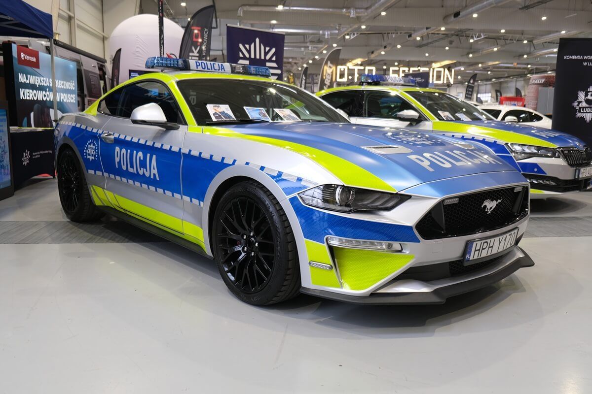 Policyjny Ford Mustang na Moto Session