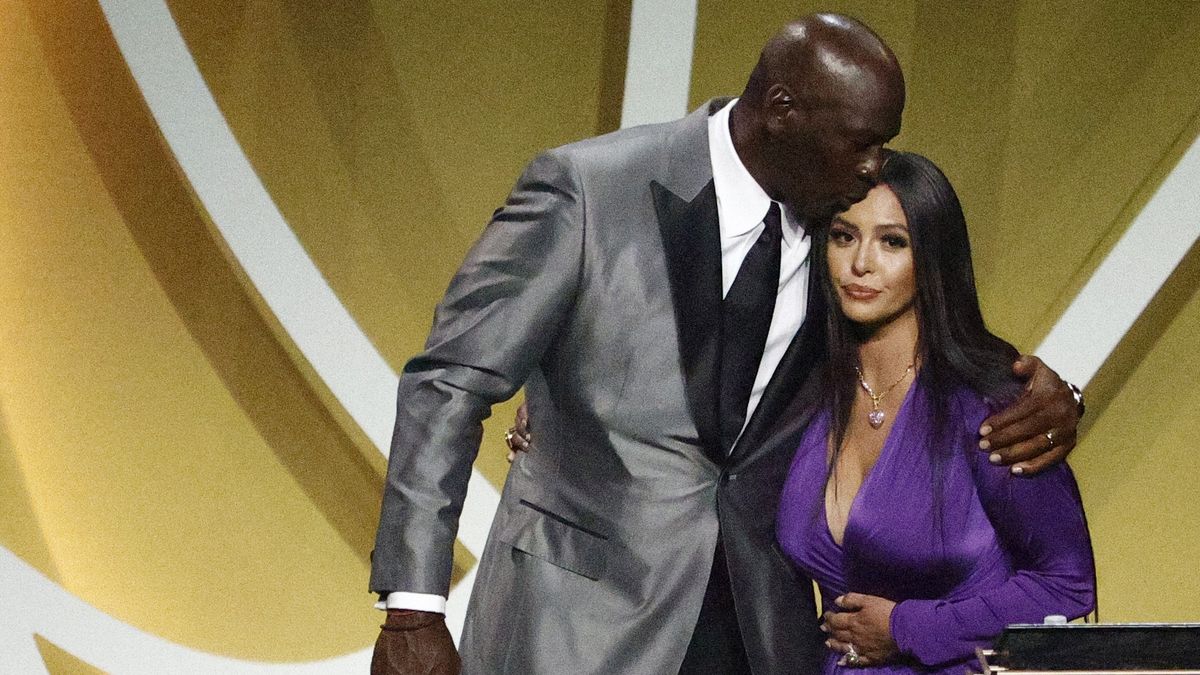 Vanessa Bryant i Michael Jordan. Podczas majowej ceremonii Jordan wprowadził Kobego Bryanta do Galerii Sław NBA 