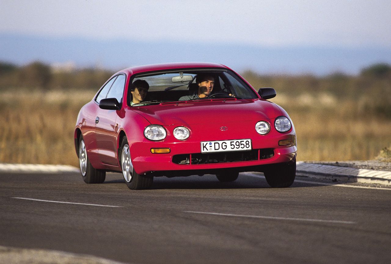 Toyota Celica 6 generacji to zgrabne, ale trochę niedocenione auto z lat 90. Dziś to świetna propozycja taniego samochodu do sportu i zabawy.