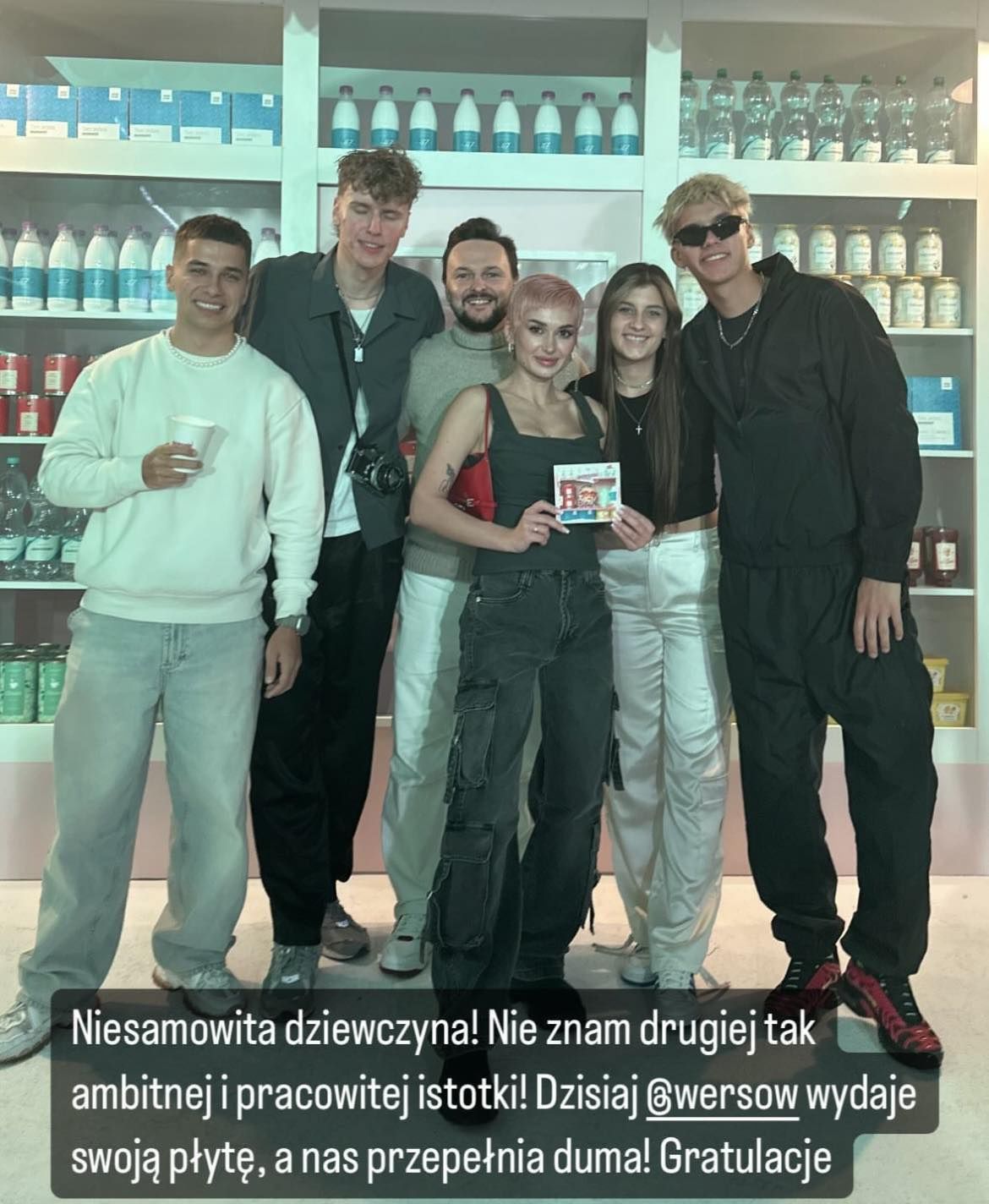 Wersow na premierze albumu. Zaprezentowała nową fryzurę