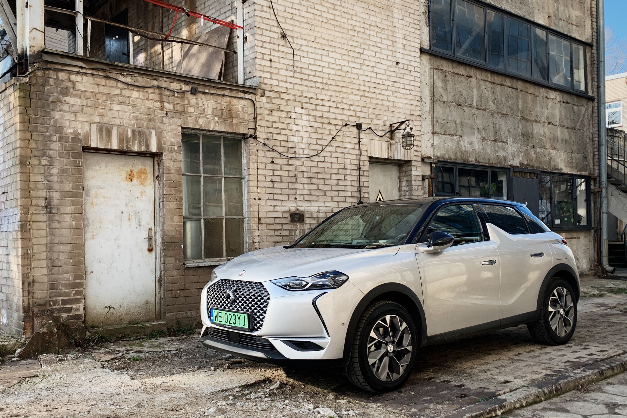 Elektryczny DS3 E-Tense z zielonymi tablicami