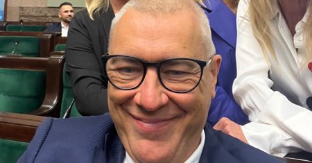 Roman Giertych pojawił się w Sejmie. Pokazał zdjęcie
