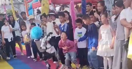 Robot kopnął dziecko. Wideo obiegło sieć, ale warto przyjrzeć się sprawie bliżej