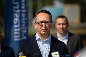 Rząd bierze się za hulajnogi elektryczne. "Ogromny problem z prędkością"