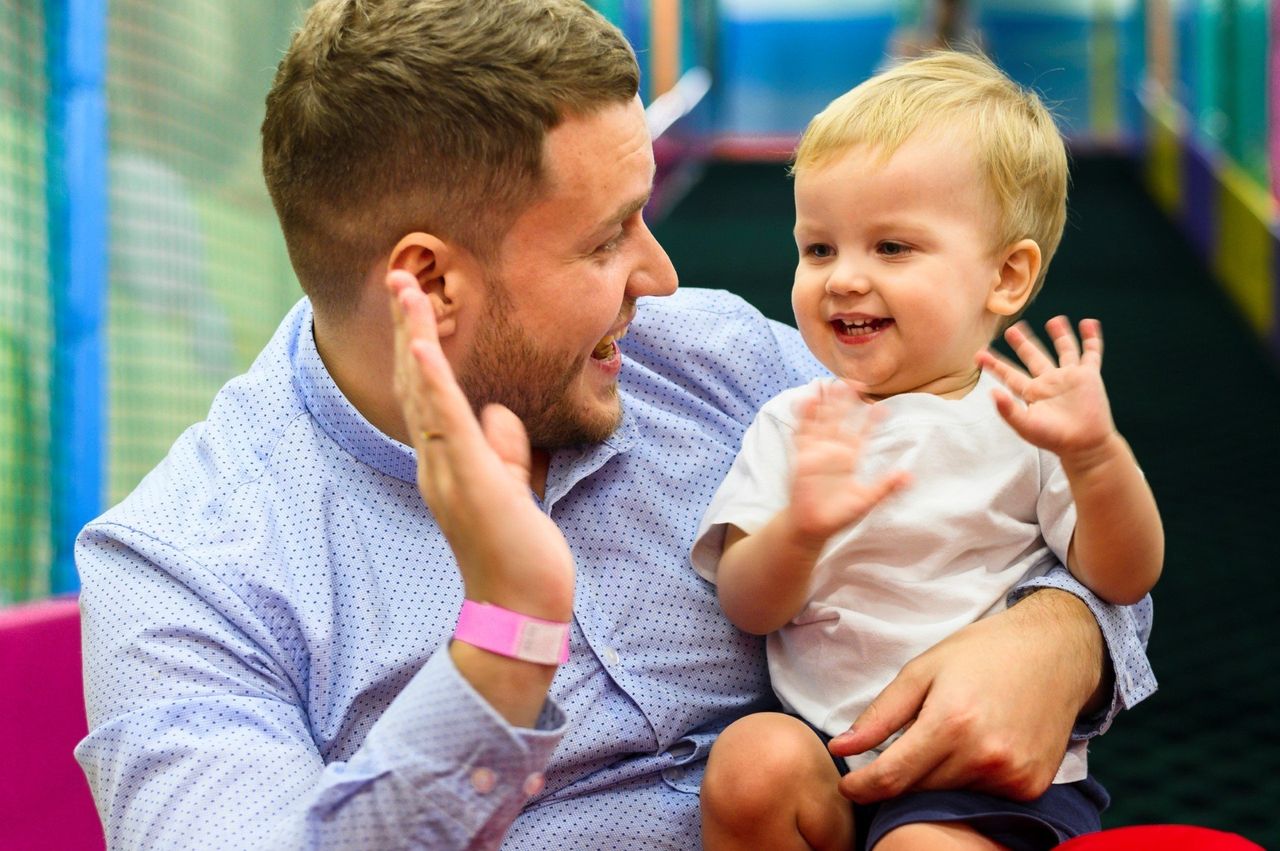Podlaskie: Coraz więcej mężczyzn korzysta z urlopu rodzicielskiego. Ojcowski coraz mniej popularny