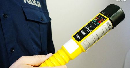 Śląsk. Kierowcy na rondzie zabrakło paliwa, za to promili miał aż nadto