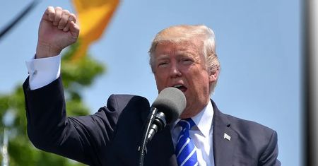 Trump w Davos: "Grenlandii nie wezmę siłą, ale cła będą". Żart z okularów Macrona i groźby wobec Kanady