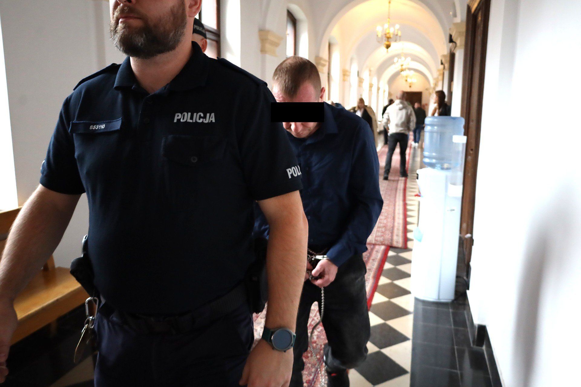 Grzegorz B., oskarżony o zabójstwo szwagierki, został doprowadzony na salę rozpraw w kajdankach.
