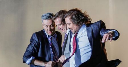 Te zdjęcia przejdą do historii! Politycy z wrogich obozów szaleją na boisku jak dzieci!