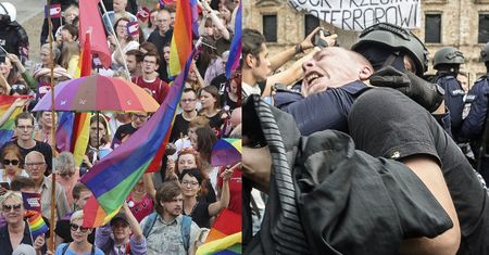 Pierwszy Marsz Równości w Płocku! Różal pyta: "CZYJA BĘDZIE DEMOKRACJA?" (ZDJĘCIA)