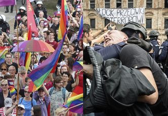 Pierwszy Marsz Równości w Płocku! Różal pyta: "CZYJA BĘDZIE DEMOKRACJA?" (ZDJĘCIA)